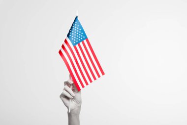 Beyaz tutan Amerikan bayrağı gri üzerinde izole kadın el boyalı görünümü kırpılmış 