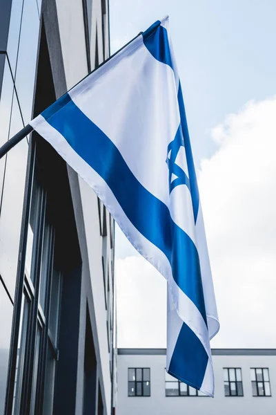 Baixo Ângulo Visão Bandeira Nacional Israel Perto Edifício — Fotografia de Stock