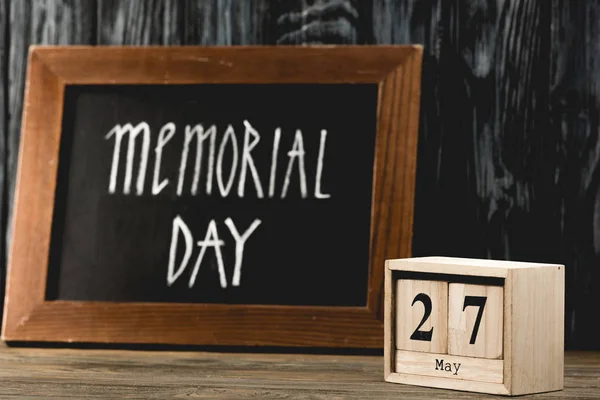 Kubussen Met Datum Buurt Van Schoolbord Met Memorial Day Belettering — Stockfoto