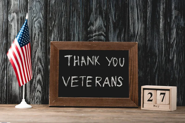 Tablero Negro Con Letras Los Veteranos Gracias Cerca Bandera Americana — Foto de Stock