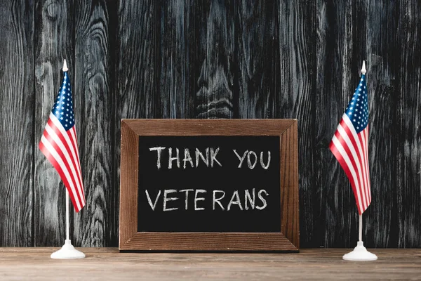 Svart Bräda Med Tack Veteraner Bokstäver Nära Flaggor Amerika — Stockfoto