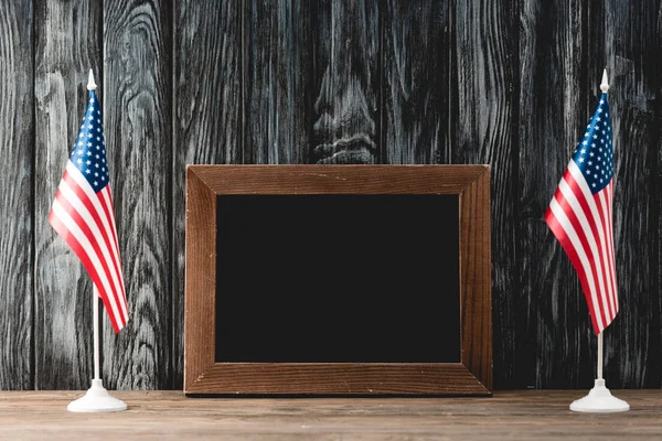 Empty Black Board American Flags Stars Stripes — Stock Photo, Image