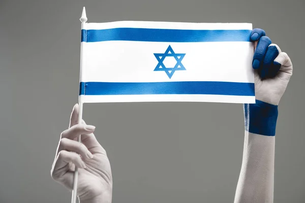 Bijgesneden Mening Van Vrouwelijke Handen Holding Vlag Van Israël Grijs — Stockfoto