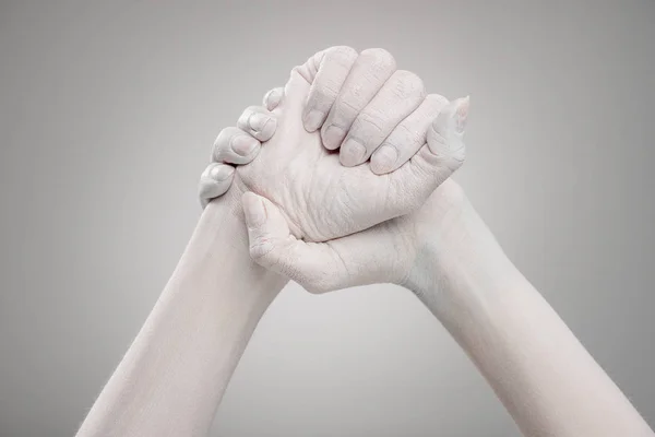 Обрезанный Вид Женских Рук Выкрашенных Белый Цвет Сжатыми Руками Сером — стоковое фото