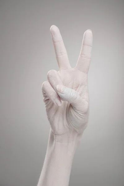 Обрезанный Вид Женских Рук Выкрашенных Белый Цвет Показывающий Знак Мира — стоковое фото