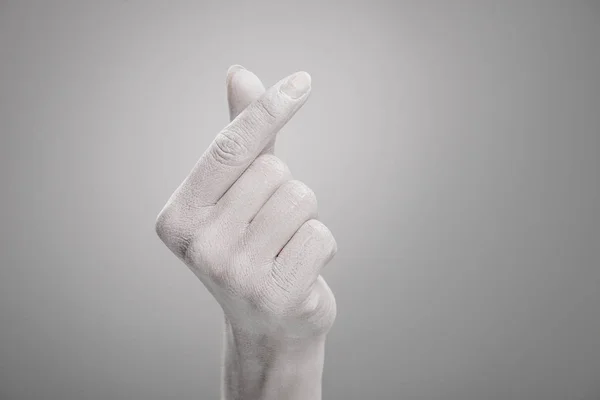 Vista Cortada Mão Feminina Pintada Branco Mostrando Sinal Forma Coração — Fotografia de Stock