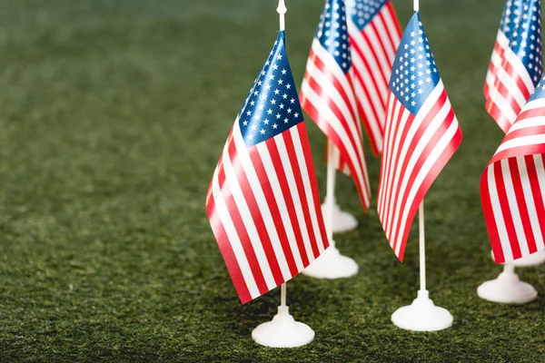 Çim Üzerinde Yıldız Çizgiler Ile Amerikan Bayrakları — Stok fotoğraf