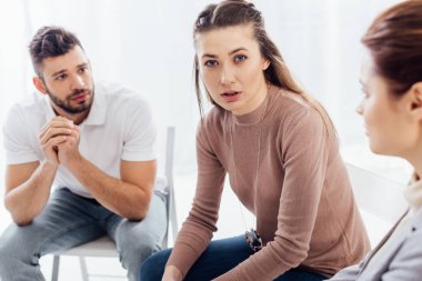 güzel kadın grup terapi seansı sırasında kameraya bakıyor