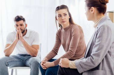 kadın ve grup terapi seansı sırasında oturan adam