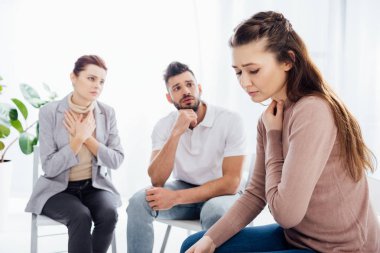 kadın ve grup terapi seansı sırasında sandalyelere oturan adam