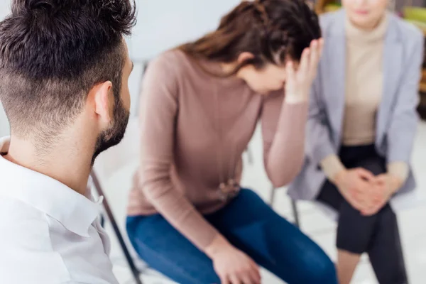 Frau Verdeckt Gesicht Und Weint Während Gruppentherapie — Stockfoto