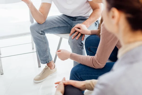 Teilansicht Von Sitzenden Und Händchenhaltenden Menschen Während Der Gruppentherapie — Stockfoto