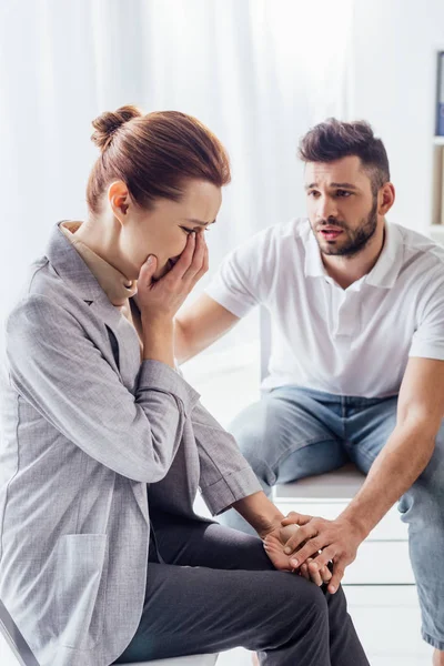 Uomo Consolante Piangendo Donna Durante Riunione Terapia — Foto Stock