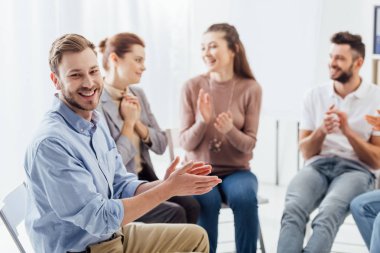 gruba gülümseyen ve destek grup oturumu sırasında alkış