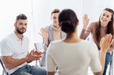oturma ve grup terapi seansı sırasında eller yükselterek insan seçici odak