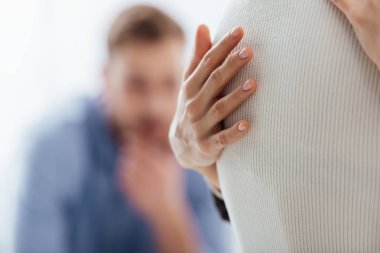 başka bir kadın kopya alanı ile terapi toplantı sırasında kucaklayan kadın görünümünü kırpılmış