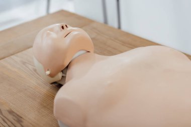 CPR kukla ahşap masa ilk yardım eğitim için 