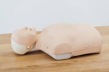 CPR kukla ahşap masa Grey kopya alanı ile izole ilk yardım eğitim için