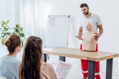cpr ilk yardım eğitim sınıf kadınlarla sırasında kukla ile yakışıklı eğitmen