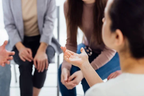 Baksidan Kvinna Göra Gest Med Handen Gruppterapi Session Med Kopia — Stockfoto