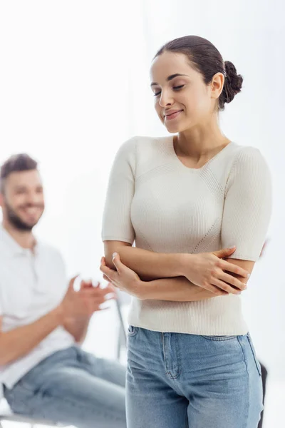 Selective Focus Smiling Woman Arms Crossed Therapy Session — Stock Photo, Image