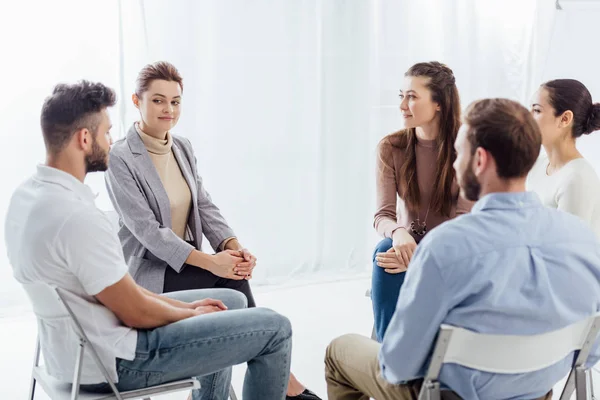 Personas Sentadas Círculo Durante Reunión Terapia Grupo Apoyo — Foto de Stock
