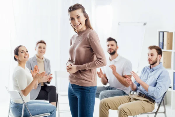 Smiling Woman Looking Camera While People Sitting Applauding Group Therapy — Stock Photo, Image