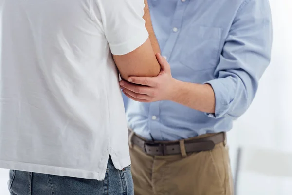 Vista Recortada Los Hombres Consolando Otro Hombre Durante Reunión Terapia — Foto de Stock