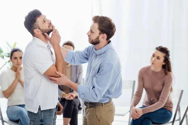 Man Consoling Another Man While People Sitting Chairs Group Therapy — Stock Photo, Image