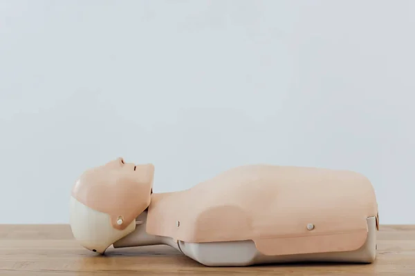 Cpr Dummy Elsősegélynyújtó Képzés Fából Készült Asztal Elszigetelt Szürke Másol — Stock Fotó