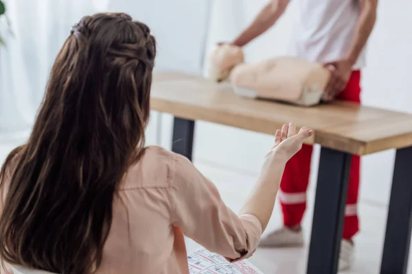 Achteraanzicht Van Vrouw Met Hand Gebaren Tijdens Reanimatie Opleiding Cursus — Stockfoto