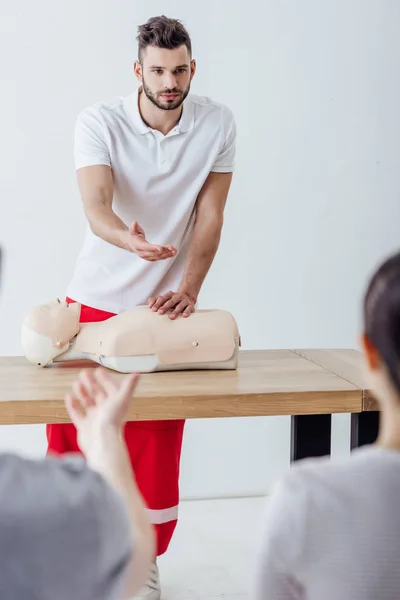 Instructor Guapo Con Gesto Maniquí Cpr Durante Clase Entrenamiento Primeros — Foto de Stock