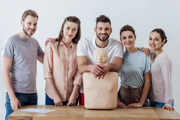 Grupo Personas Con Maniquí Cpr Mirando Cámara Sonriendo Durante Clase — Foto de Stock