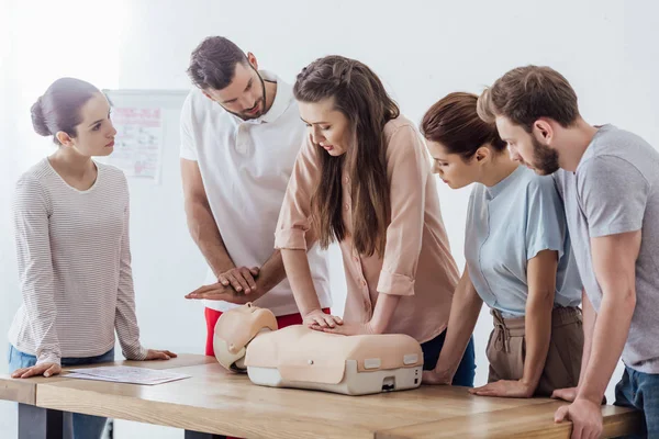 在急救训练中对假人进行 Cpr 表演的集中人群 — 图库照片