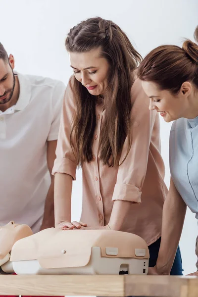 Schöne Frau Die Brustkompression Auf Dummy Während Des Cpr Trainings — Stockfoto