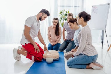 bir grup insan ile ilk yardım eğitimi sırasında eller eğitmen