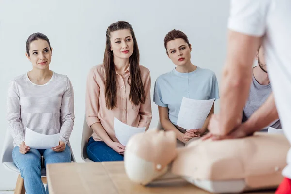 Instructor Performing Chest Compression Dummy Cpr Training Class Group People — Stock Photo, Image