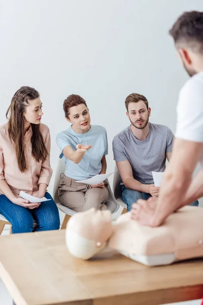 Instructor Realizando Compresión Torácica Maniquí Durante Clase Entrenamiento Cpr Con — Foto de Stock