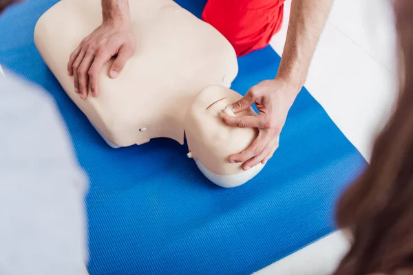 Visão Cortada Homem Praticando Cpr Com Boneco Durante Treinamento Primeiros — Fotografia de Stock