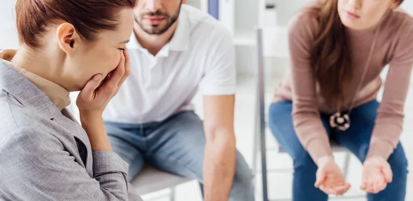 Foto Panorámica Mujer Molesta Llorando Durante Sesión Terapia Grupo —  Fotos de Stock