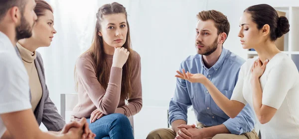 Tiro Panorâmico Pessoas Sentadas Tendo Discussão Durante Reunião Grupo Apoio — Fotografia de Stock