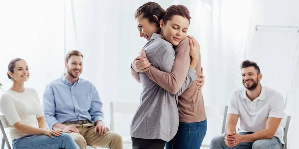 Plan Panoramique Femmes Embrassant Pendant Séance Thérapie Groupe — Photo