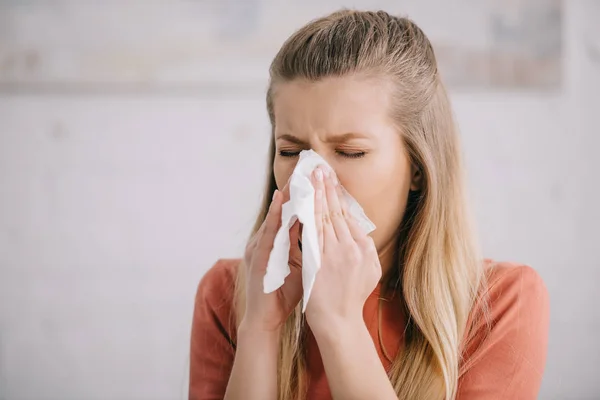 Blonde Woman Sneezing While Holding Tissue Nose — Stock Photo, Image