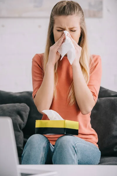 Blonde Woman Sneezing Tissue While Sitting Sofa Home — Stock Photo, Image