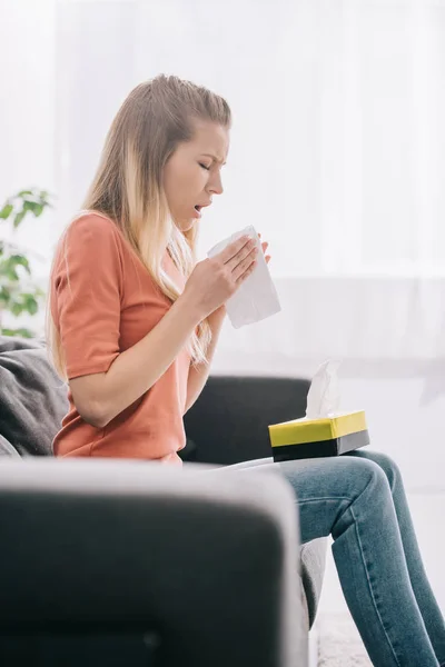 Atractiva Mujer Rubia Estornudando Mientras Está Sentado Sofá —  Fotos de Stock