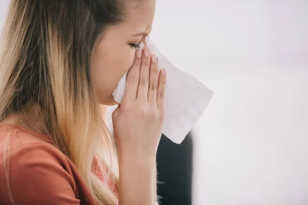 Primer Plano Mujer Rubia Estornudando Tejido Blanco — Foto de Stock