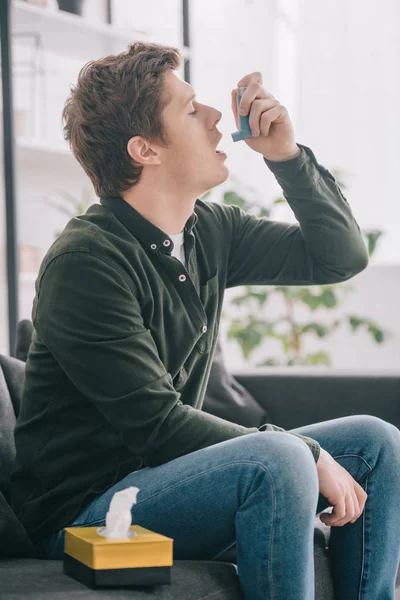 Hombre Guapo Usando Inhalador Mientras Está Sentado Sofá — Foto de Stock