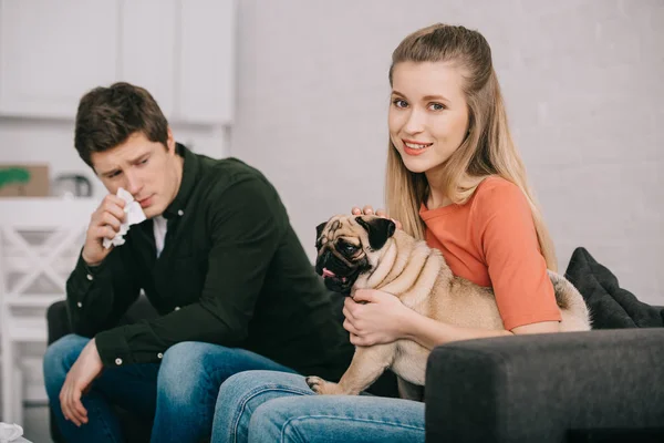 Selektiv Fokus För Attraktiv Blond Kvinna Med Mops Hunden Nära — Stockfoto