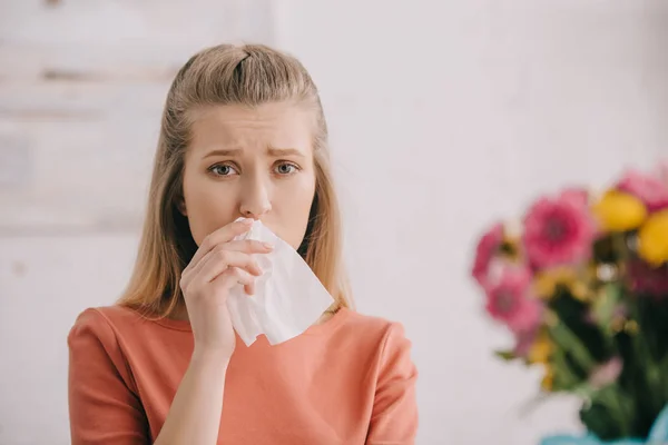 Selective Focus Upset Blonde Woman Pollen Allergy Looking Camera While — Stock Photo, Image
