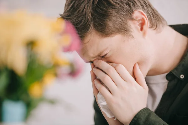 Selective Focus Man Pollen Allergy Covering Face While Sneezing Tissue — Stock Photo, Image